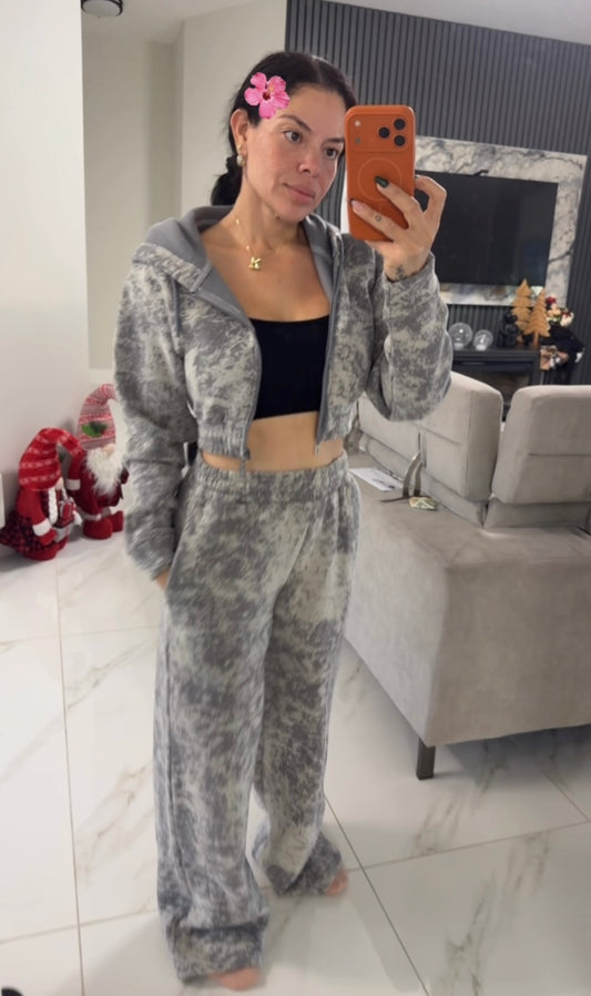 Claudia set